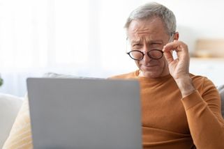 Na škrábance na brýlích použijte obyčejnou zubní pastu. Skla budou zářit jako nová