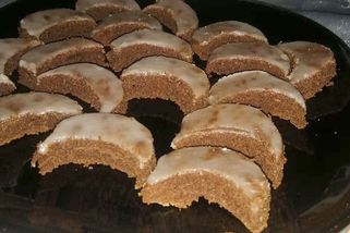 Čokoládové měsíčky: Jemný a vláčný moučník mého dětství s citronovou polevou, podle receptu z maminčina sešítku ze 70. let