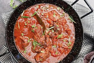 Loudavé vaření: Stifado – řecký hovězí guláš s červeným vínem a rajčaty z pomalého hrnce