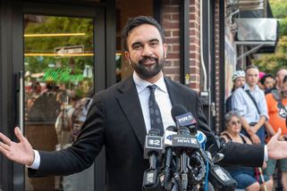 „Slavný jako Beatles.“ V New Yorku je na prahu volebního triumfu socialista - Seznam Zprávy