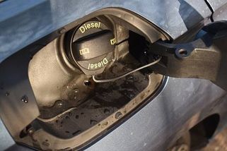 Naftová auta mají utrum. Od října nemohou vjet do dalších evropských měst