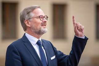 Požadavek na referendum o EU a NATO považuji za nebezpečný, řekl Fiala