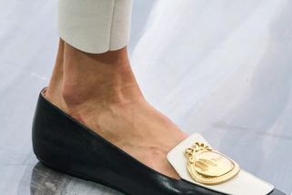 Elegance v novém kabátě. Černo-bílé mokasíny jsou trhákem podzimu