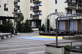 Namalovali ukrajinskou vlajku u ruských domů v Praze, policie stíhá sedm aktivistů - Novinky