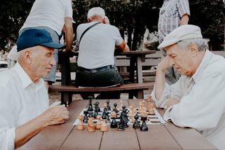 Proč část seniorů důvěřuje populistům? Možná jim jen nikdo jiný nenaslouchá - Médium.cz