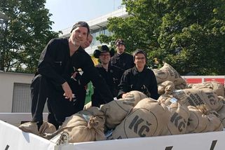 Piráti před Agrofertem přeházeli pytle s penězi. Babiš okradl stát o 20 miliard, hlásal Hřib