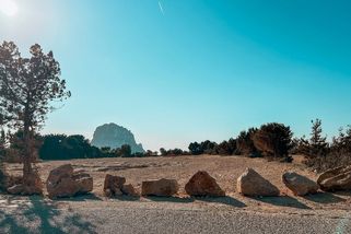 Fotky: Lidem na Ibize došla trpělivost, zatarasili ikonickou vyhlídku - Seznam Zprávy