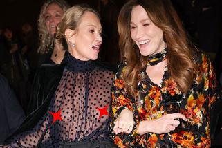Rozjuchaná Kate Moss se po přehlídce přidržovala Carly Bruni a poprsí u toho ukázala všem okolo - Super.cz