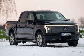 Obří americké pick-upy na elektřinu byly od začátku divný nápad. Teď ten svůj zařízl největší hráč - Garáž.cz