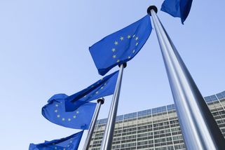 EU už brzy výrazně zdraží bydlení, potraviny, auta, ale třeba i letenky, a to prakticky bez zájmu médií