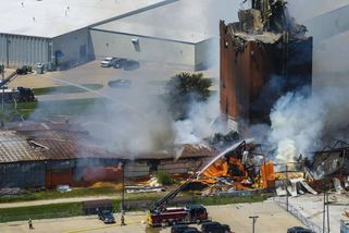 Mohutný výbuch rozmetal továrnu na biopaliva. Exploze zabila i děti čekající na odvoz