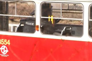 VIDEO: Syn vraha z tramvaje číslo 17 terorizuje své okolí. Na kontě má žhářství i napadení