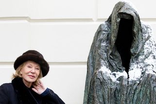„Umělecky nekorespondovala.“ Praha 1 odstranila sochu před Stavovským divadlem - Seznam Zprávy