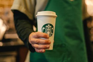 Odboroví zaměstnanci ve Starbucksu v USA zahajují časově neomezenou stávku - Seznam Zprávy