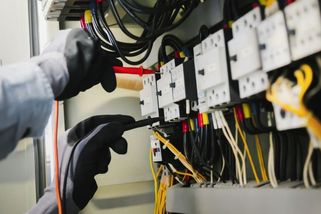 Technik rozluštil Teslovo tajemství, jak 50krát zesílit výkon elektřiny. Vyslýchala ho kvůli tomu i FBI