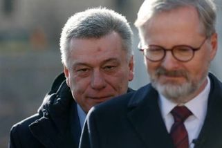 Blažek se znovu ozval. Už nic nepište, zametáte cestu estébákovi, zuří někteří voliči