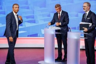 Babiš i Fiala odešli ze studia, a začaly se dít věci. Lídr ANO ožil a zveřejnil video z auta, premiér na to bleskově reagoval