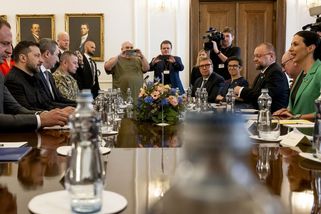 Zelenskyj jednal ve Sněmovně. Přivítala ho Pekarová Adamová v zeleném saku, nechyběli ani zástupci ANO - Novinky