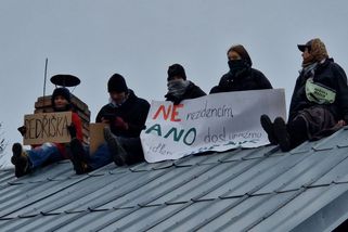 Lidé v Ostravě protestují proti demolici finských domků. Vylezli na střechu jednoho z nich - Novinky
