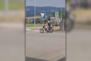 Na milovanou motorku sedl Pavel bez helmy. Počínání prezidenta zachytil divák na kameru