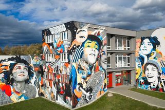 V Karviné vznikl obří mural. Je největší ve městě a oslavuje mládí, radost ze života a sport - Novinky