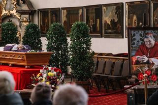 Obrazem: Veřejnost se loučí s kardinálem Dukou - Seznam Zprávy