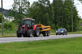 Otravný traktor nebo cyklista vs. plná čára. Smíte je předjet? Radí instruktor autoškoly a policie