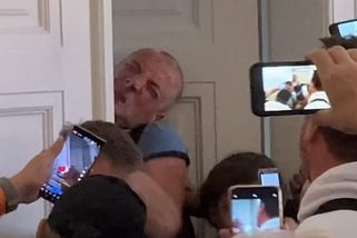 „Zákon jsme my.“ Dav vtrhl do soudní síně s Peterkovou - Novinky