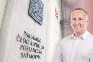 Zbraň nechal ve Sněmovně politik ANO. Na záchodech je teď žertovné varování - Seznam Zprávy