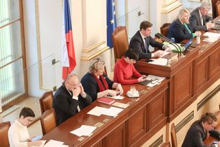 Situace je alarmující. Svolejte mimořádnou schůzi...