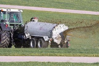 Karavany versus cisterny s kejdou. Dron zachytil, jak francouzští farmáři vypudili z louky ilegální táborníky - Novinky