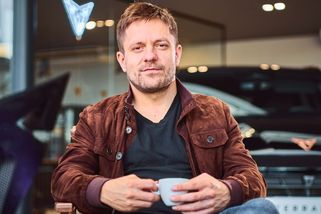 Jiří Mádl má nové auto! Herec a režisér spojil síly s mladou ambiciózní značkou. A ne, není z Číny - Garáž.cz