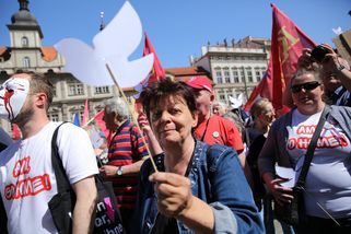 Nebezpečná lůza pochodovala k Hradu. Přejí si rok...