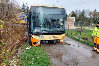 Muž ve Slaném ukradl autobus a zapíchl ho do rybníku. Vyhýbal se nástupu do vězení - Novinky