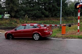 Autu na přejezdu v Polsku upadlo kolo. Usilovný pokus o záchranu vozu zachytila kamera - Novinky