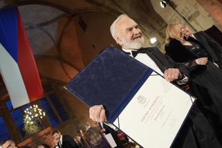 FOTO: Nejvyšší vyznamenání pro Svěráka i medaile pro hrdinu ze 4. třídy - Novinky