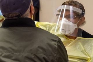 Covid celosvětově zkrátil průměrnou délku života o dva roky