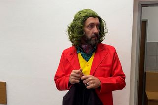 Vulgarismy i sexuální narážky. Vůdce sekty z Plas se drsně pustil do soudce, dostal podmínku s dohledem - Novinky