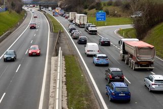 Dálniční známka v Česku pro rok 2026 opět zdraží, víte o kolik?