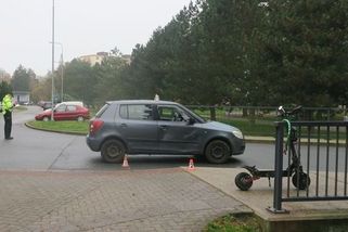 Mladík na elektrokoloběžce v Šumperku narazil do auta a zranil se - Novinky