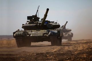 Video: tak vypadá neúspěšný tankový útok, jemuž Ukrajinci s chladnými hlavami zneškodnili 3 tanky a 1 houfnici