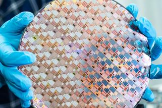 Čína drží svět pod krkem. Může způsobit další čipovou krizi - Novinky