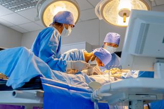 Zašili mu roušku v břiše. Viníka policisté nenašli - Novinky