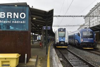 Mladíci jeli na zadním nárazníku expresu z Brna na Vídeň - Novinky