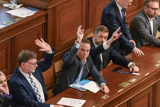 Politický diář Jany Havligerové: Držte si peněženky, zasedají poslanci