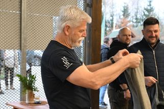 Svalnatec Petr Pavel je ve formě: Prezident předvedl v upnutém tričku vypracované ruce – eXtra.cz