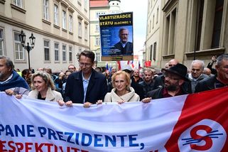 Bolševik největším demokratem. Mrazivá směšnost předvolební komunisticko-espéďácké demonstrace