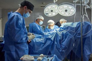 Rakouská lékařka nechala do hlavy pacienta vrtat svou 13letou dceru - Novinky