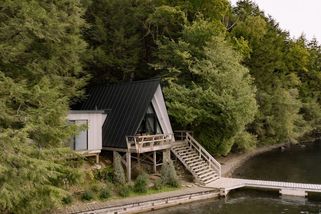 Zchátralou chatu z 50. let proměnili na moderní útočiště u jezera - Novinky