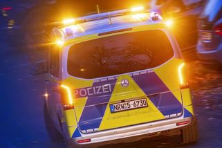 Ve Frankfurtu málem umlátili muže baseballovou pálkou, teenagerka si útok natáčela - Novinky